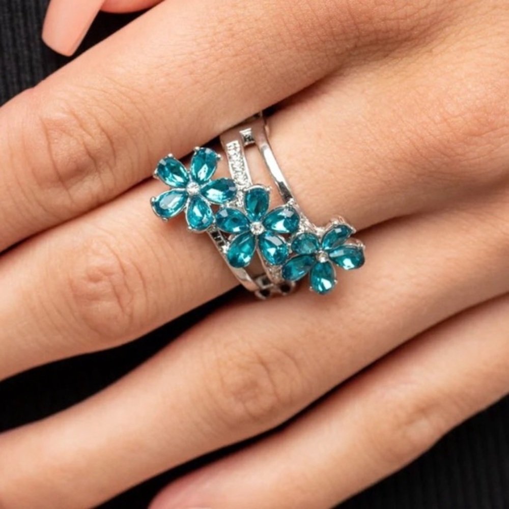 🌟3/$15 🆕Paparazzi: Posh Petals - Blue Ring